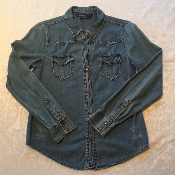 Chambray Button Down Size Medium - Picture 2 of 11